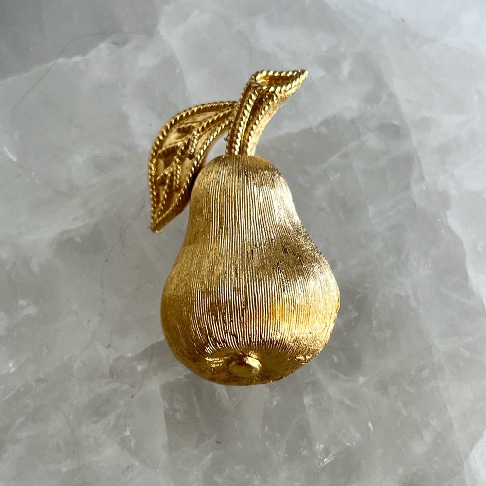 Vintage Mini Crown Trifari Golden Pear Pin Brooch 60s - Picture 2 of 4